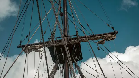En las entra&ntilde;as del Gale&oacute;n Andaluc&iacute;a, durante su puesta a punto en New Varadero Isla Verde 24 - FOTO: FJ Ben&iacute;tez