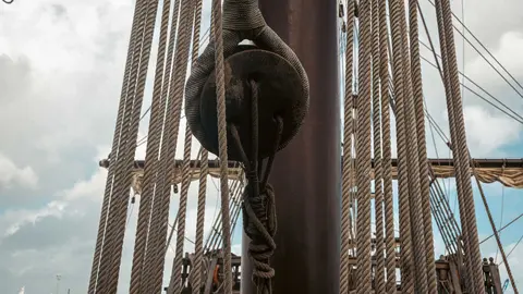 En las entra&ntilde;as del Gale&oacute;n Andaluc&iacute;a, durante su puesta a punto en New Varadero Isla Verde 29 - FOTO: FJ Ben&iacute;tez