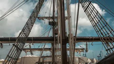 En las entra&ntilde;as del Gale&oacute;n Andaluc&iacute;a, durante su puesta a punto en New Varadero Isla Verde 30 - FOTO: FJ Ben&iacute;tez