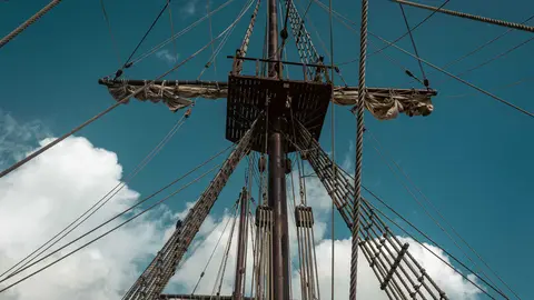 En las entra&ntilde;as del Gale&oacute;n Andaluc&iacute;a, durante su puesta a punto en New Varadero Isla Verde 31 - FOTO: FJ Ben&iacute;tez