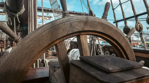 En las entra&ntilde;as del Gale&oacute;n Andaluc&iacute;a, durante su puesta a punto en New Varadero Isla Verde 33 - FOTO: FJ Ben&iacute;tez