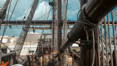 En las entra&ntilde;as del Gale&oacute;n Andaluc&iacute;a, durante su puesta a punto en New Varadero Isla Verde 34 - FOTO: FJ Ben&iacute;tez