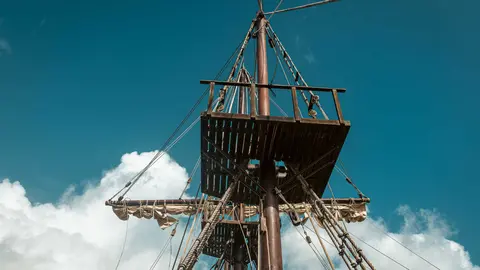 En las entra&ntilde;as del Gale&oacute;n Andaluc&iacute;a, durante su puesta a punto en New Varadero Isla Verde 35 - FOTO: FJ Ben&iacute;tez