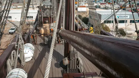En las entra&ntilde;as del Gale&oacute;n Andaluc&iacute;a, durante su puesta a punto en New Varadero Isla Verde 36 - FOTO: FJ Ben&iacute;tez