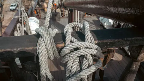 En las entra&ntilde;as del Gale&oacute;n Andaluc&iacute;a, durante su puesta a punto en New Varadero Isla Verde 37 - FOTO: FJ Ben&iacute;tez