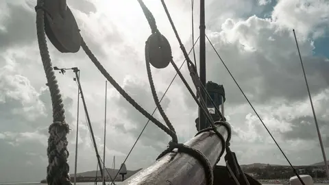 En las entra&ntilde;as del Gale&oacute;n Andaluc&iacute;a, durante su puesta a punto en New Varadero Isla Verde 38 - FOTO: FJ Ben&iacute;tez