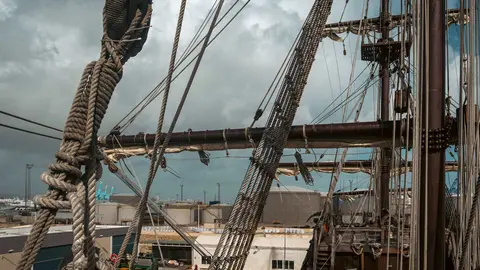 En las entra&ntilde;as del Gale&oacute;n Andaluc&iacute;a, durante su puesta a punto en New Varadero Isla Verde 41 - FOTO: FJ Ben&iacute;tez