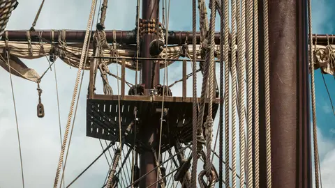 En las entra&ntilde;as del Gale&oacute;n Andaluc&iacute;a, durante su puesta a punto en New Varadero Isla Verde 42 - FOTO: FJ Ben&iacute;tez