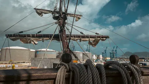 En las entra&ntilde;as del Gale&oacute;n Andaluc&iacute;a, durante su puesta a punto en New Varadero Isla Verde 43 - FOTO: FJ Ben&iacute;tez