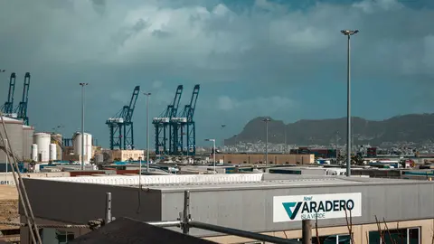 En las entra&ntilde;as del Gale&oacute;n Andaluc&iacute;a, durante su puesta a punto en New Varadero Isla Verde 45 - FOTO: FJ Ben&iacute;tez