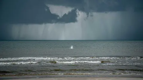 Cortina de lluvia descargando sobre el mar durante la jornada de inestabilidad en el Estrecho.