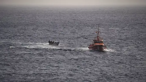 Rescate de una embarcaci&oacute;n por parte de una Salvamar de Salvamento Mar&iacute;timo.