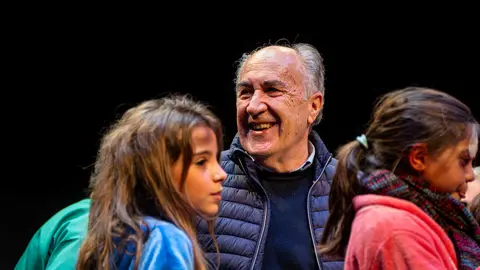 Jos&eacute; Ignacio Landaluce entrega el premio a la chirigota infantil Los Pupa durante el Carnaval Especial Infantil celebrado en el Teatro Florida de Algeciras - FOTO: FJ Ben&iacute;tez