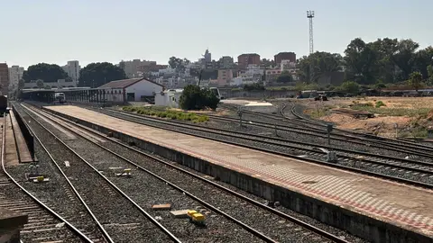 El Administrador de Infraestructuras Ferroviarias (Adif) no ha comunicado un calendario cerrado para la reapertura total del tramo afectado