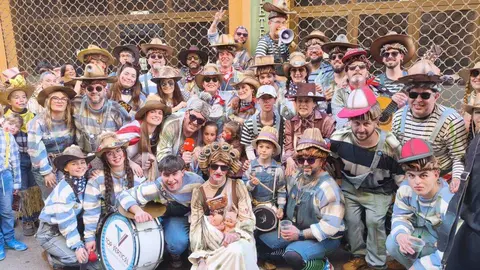 La chirigota &lsquo;KFC&rsquo;, ganadora del primer premio en la modalidad de chirigotas del Carnaval de la Concha Fina 2026