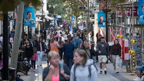 Vista de una calle comercial de Gibraltar con afluencia de peatones en una jornada habitual - FOTO: FJ Ben&iacute;tez