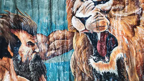 Mural en las Cuevas de H&eacute;rcules, en T&aacute;nger, que representa al h&eacute;roe de la mitolog&iacute;a cl&aacute;sica vinculado al origen del Estrecho - FOTO: FJ Ben&iacute;tez