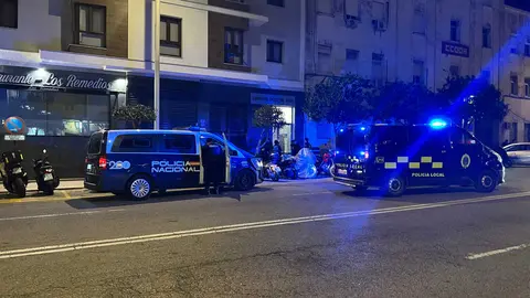 Agentes intervienen en la zona de aparcamiento de motos de la avenida Fuerzas Armadas.