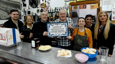 Imagen de la entrega de la placa de &lsquo;Establecimiento con Solera&rsquo; a la Cafeter&iacute;a Correos &lsquo;Ali Oli&rsquo;.