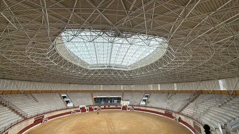 Vista general de la Plaza de Toros de Los Barrios tras el cierre de su cubierta m&oacute;vil.