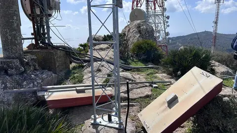 Restos de materiales y chatarra acumulados en el entorno de la Silla del Papa, dentro del Parque Natural del Estrecho.