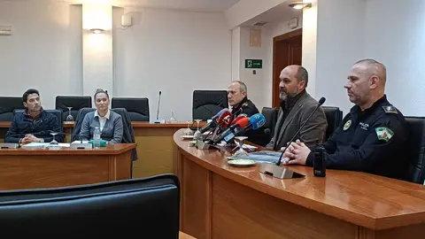 El alcalde Miguel Alconchel durante la rueda de prensa en la que se detallaron los da&ntilde;os del temporal en Los Barrios.