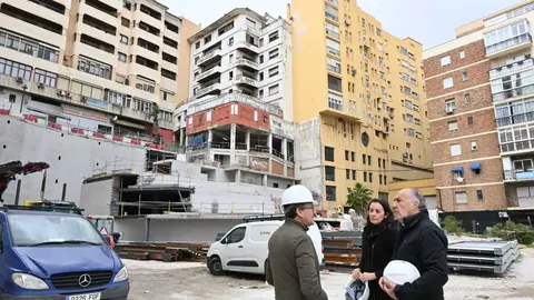 El alcalde Jos&eacute; Ignacio Landaluce y la delegada de Urbanismo durante la visita a las obras del Jard&iacute;n Vertical de La Escalinata.