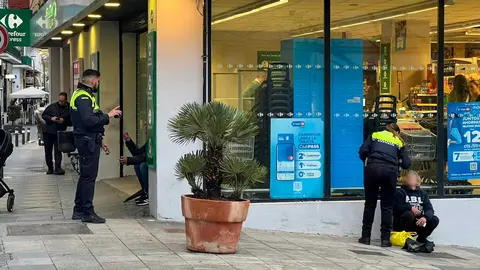Intervenci&oacute;n de la Polic&iacute;a Local durante el altercado registrado en la calle Alfonso XI, en pleno centro de Algeciras.