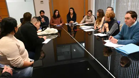 Un momento de la reuni&oacute;n mantenida con vecinos de los bloques desalojados del sector CA-8 de La Pi&ntilde;era.