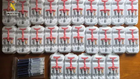 Material sanitario y productos intervenidos por la Guardia Civil durante la investigaci&oacute;n en la cl&iacute;nica est&eacute;tica ilegal.