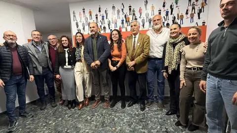 Representantes de 100x100 Unidos y Los Barrios 100x100 durante el acto de integraci&oacute;n celebrado en la sede del partido en Los Barrios.