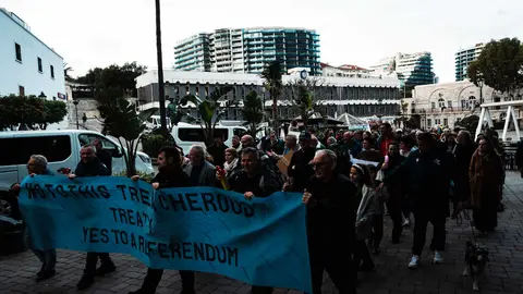 MANIFESTANTES MARCHAN HACIA EL N&Uacute;MERO 6 POR PREOCUPACIONES SOBRE EL TRATADO_21