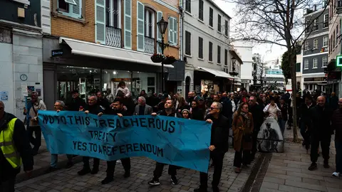 MANIFESTANTES MARCHAN HACIA EL N&Uacute;MERO 6 POR PREOCUPACIONES SOBRE EL TRATADO_26