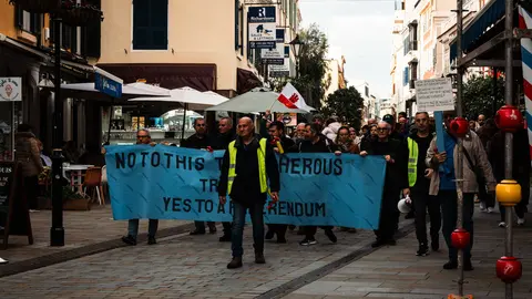 MANIFESTANTES MARCHAN HACIA EL N&Uacute;MERO 6 POR PREOCUPACIONES SOBRE EL TRATADO_31
