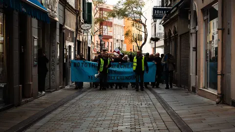 MANIFESTANTES MARCHAN HACIA EL N&Uacute;MERO 6 POR PREOCUPACIONES SOBRE EL TRATADO_32