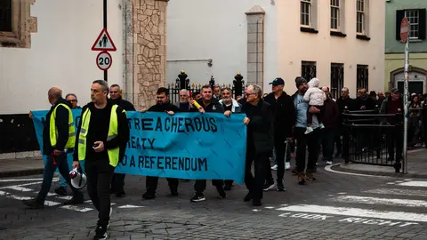 MANIFESTANTES MARCHAN HACIA EL N&Uacute;MERO 6 POR PREOCUPACIONES SOBRE EL TRATADO_33