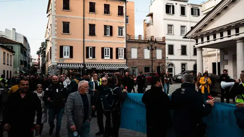 MANIFESTANTES MARCHAN HACIA EL N&Uacute;MERO 6 POR PREOCUPACIONES SOBRE EL TRATADO_35
