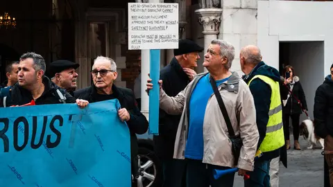 MANIFESTANTES MARCHAN HACIA EL N&Uacute;MERO 6 POR PREOCUPACIONES SOBRE EL TRATADO_38