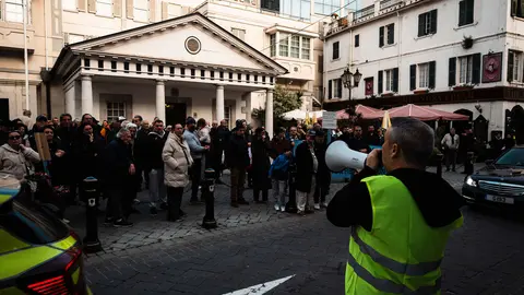MANIFESTANTES MARCHAN HACIA EL N&Uacute;MERO 6 POR PREOCUPACIONES SOBRE EL TRATADO_44