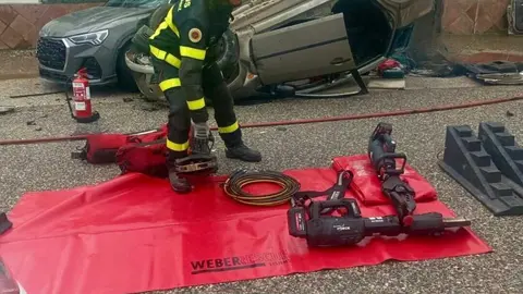 Un hombre ha fallecido este jueves tras un accidente de tr&aacute;fico registrado en la carretera N-340 a su paso por Tarifa
, despu&eacute;s de que el turismo que conduc&iacute;a se saliera de la v&iacute;a y colisionara contra otro veh&iacute;culo estacionado y la fachada de un local de hosteler&iacute;a.

El siniestro ocurri&oacute; alrededor de las 13.40 horas en el kil&oacute;metro 75 de la N-340, en las inmediaciones de Casas de Porro, seg&uacute;n la informaci&oacute;n facilitada por los servicios de emergencias. Por causas que se investigan, el coche abandon&oacute; la calzada y impact&oacute; primero contra un turismo aparcado junto a la carretera antes de terminar empotrado contra la fachada de la pizzer&iacute;a SportsBar.

Hasta el lugar del accidente se desplazaron efectivos del Consorcio de Bomberos de C&aacute;diz
, con dotaciones de los parques de Tarifa y Algeciras
, adem&aacute;s de agentes de la Guardia Civil
 y sanitarios del Centro de Emergencias Sanitarias 061, que incluso llegaron a movilizar un helic&oacute;ptero medicalizado para atender la emergencia.

A la llegada de los equipos de rescate, los ocupantes del veh&iacute;culo estacionado ya se encontraban fuera del turismo y estaban siendo atendidos por los servicios sanitarios. Sin embargo, el conductor del coche que se sali&oacute; de la v&iacute;a, que viajaba solo, qued&oacute; atrapado en el interior del veh&iacute;culo y falleci&oacute; en el lugar del accidente.

Los bomberos tuvieron que realizar maniobras para separar los dos turismos implicados y proceder posteriormente a la excarcelaci&oacute;n del cuerpo sin vida. En el operativo participaron cinco efectivos con varios veh&iacute;culos de intervenci&oacute;n, entre ellos una autobomba urbana ligera, un veh&iacute;culo de rescate, una gr&uacute;a pesada y una unidad de mando.

Tras la intervenci&oacute;n de los servicios de emergencia, el forense de guardia autoriz&oacute; el levantamiento del cad&aacute;ver, que fue puesto a disposici&oacute;n de los servicios funerarios. Las autoridades mantienen abierta la investigaci&oacute;n para esclarecer las circunstancias en las que se produjo este accidente mortal en la N-340, una v&iacute;a que atraviesa el Campo de Gibraltar
 y soporta un elevado volumen de tr&aacute;fico.