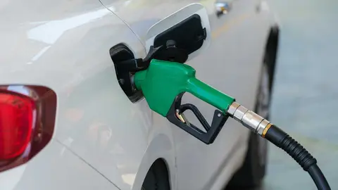Un veh&iacute;culo reposta combustible en una estaci&oacute;n de servicio en un contexto de subida del precio de la gasolina.
