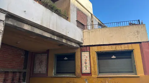 Fachada del edificio Escalinata, situado en la calle Murillo de Algeciras, cuya licencia de demolici&oacute;n ha sido declarada caducada por Urbanismo.