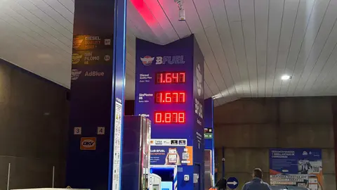 Conductores repostan en una gasolinera de la comarca ante el encarecimiento del combustible.