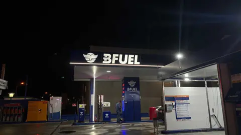 Conductores repostan en una gasolinera de la comarca ante el encarecimiento del combustible.