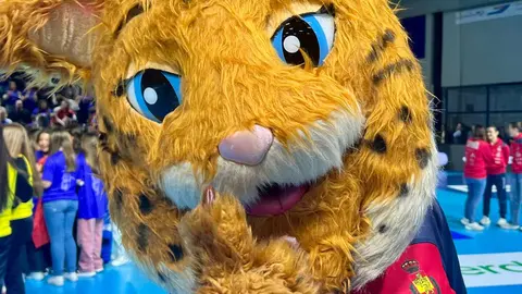 La mascota de la selecci&oacute;n espa&ntilde;ola anima al p&uacute;blico durante el encuentro entre Espa&ntilde;a y Austria en el pabell&oacute;n Ciudad de Algeciras.