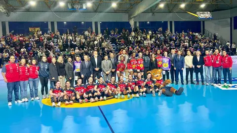 Foto de familia de la selecci&oacute;n espa&ntilde;ola femenina de balonmano junto a autoridades y p&uacute;blico tras el partido disputado en Algeciras correspondiente a la fase clasificatoria del Campeonato de Europa.