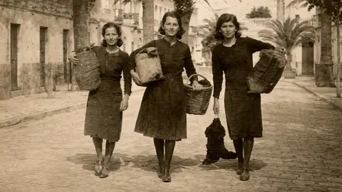 Grupo de mujeres dedicadas al peque&ntilde;o contrabando en la zona fronteriza entre Gibraltar y La L&iacute;nea durante el siglo XX - FOTO: IA