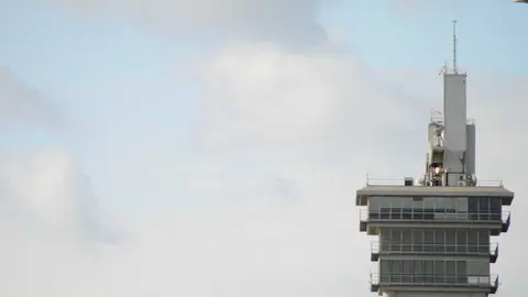 Vista del edificio de la Capitan&iacute;a Mar&iacute;tima junto a la torre de control del Puerto de Algeciras.
