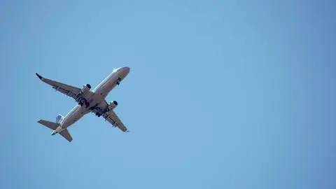 Avi&oacute;n en vuelo durante una operaci&oacute;n comercial, en un contexto de incertidumbre internacional que est&aacute; afectando a reservas y planificaci&oacute;n de viajes.