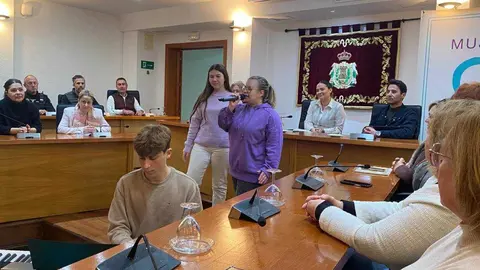 Autoridades, representantes sociales y alumnado participan en el acto del D&iacute;a de la Mujer en Los Barrios